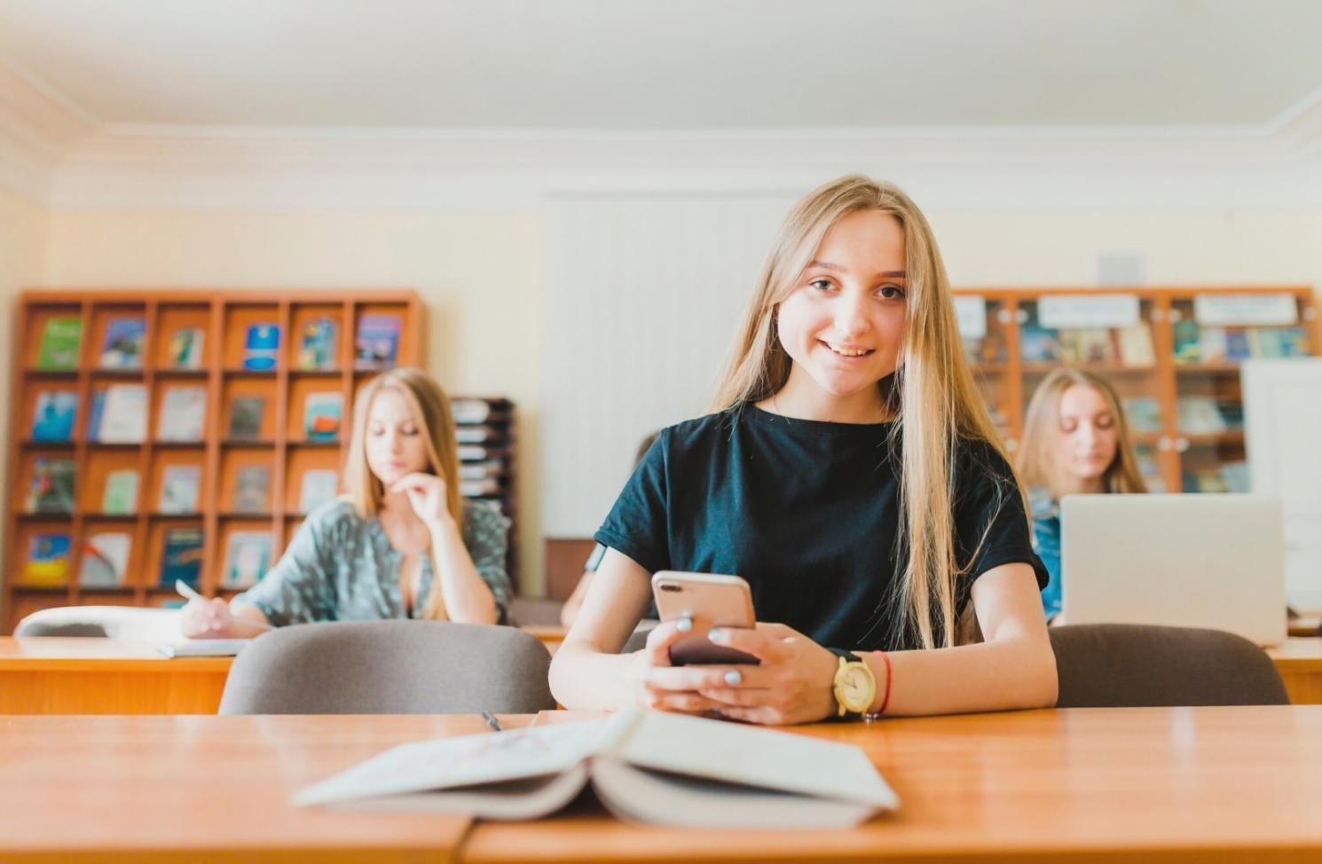 Detailansicht von Finanzanalyse-Dokumenten und Berechnungen